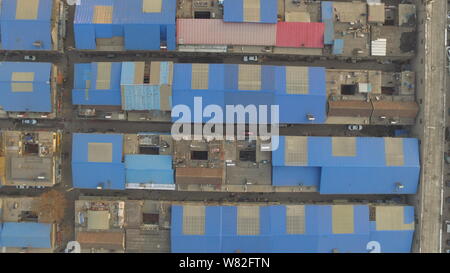 Vue aérienne d'un village urbain de disparaître, ressemblant à des pixels bleu, à Jinan City, Shandong province de Chine orientale, le 13 février 2017. Une villa urbaine Banque D'Images