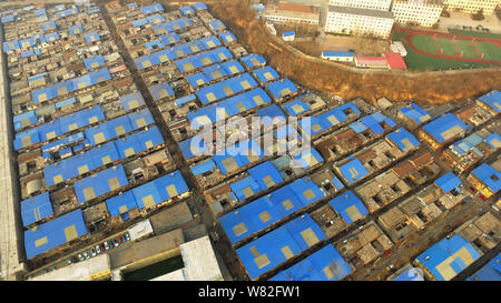 Vue aérienne d'un village urbain de disparaître, ressemblant à des pixels bleu, à Jinan City, Shandong province de Chine orientale, le 13 février 2017. Une villa urbaine Banque D'Images