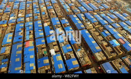 Vue aérienne d'un village urbain de disparaître, ressemblant à des pixels bleu, à Jinan City, Shandong province de Chine orientale, le 13 février 2017. Une villa urbaine Banque D'Images