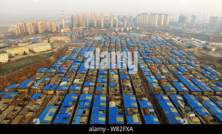 Vue aérienne d'un village urbain de disparaître, ressemblant à des pixels bleu, à Jinan City, Shandong province de Chine orientale, le 13 février 2017. Une villa urbaine Banque D'Images