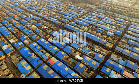 Vue aérienne d'un village urbain de disparaître, ressemblant à des pixels bleu, à Jinan City, Shandong province de Chine orientale, le 13 février 2017. Une villa urbaine Banque D'Images