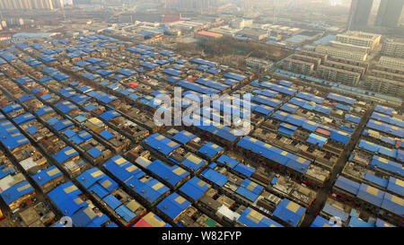 Vue aérienne d'un village urbain de disparaître, ressemblant à des pixels bleu, à Jinan City, Shandong province de Chine orientale, le 13 février 2017. Une villa urbaine Banque D'Images