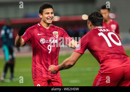 La star brésilienne du football Givanildo Vieira de Sousa, droite, mieux connu sous le nom de Hulk, de Chine à Shanghai EPOP célèbre avec Elkeson de Oliveira Cardoso, Banque D'Images