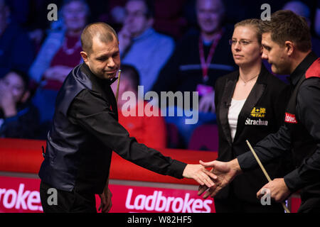 Barry Hawkins de l'Angleterre, gauche, serre la main de Ryan Jour de galles dans leur dernier match au cours de la World Grand Prix Snooker 2017 à Preston, Royaume-Uni, 12 F Banque D'Images