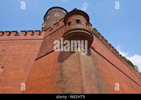 Cracovie, Pologne -25 mai 2019- Vue de la brique rouge Sandomierska Tower (tour de guet), partie du château royal de Wawel à Cracovie, Pologne. Banque D'Images