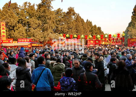 La foule des touristes Ditan Park pour assister à une foire du temple au cours de la Nouvelle Année lunaire chinoise, ou Fête du Printemps, à Beijing, Chine, 31 janvier 2017. Maj Banque D'Images