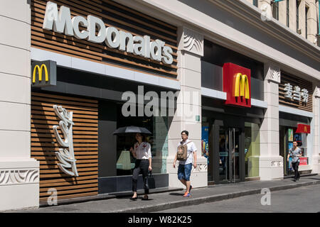 --FILE--piétons passent devant un restaurant de fast-food McDonald's et McCafe à Shanghai, Chine, 15 août 2016. Un consultant chinois qui a préc Banque D'Images