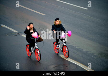 --FILE--cyclistes la bicyclette de vélo libre-service chinois Mobike dans une rue de Tianjin, Chine, 14 février 2017. Le premier groupe location-Chari Banque D'Images