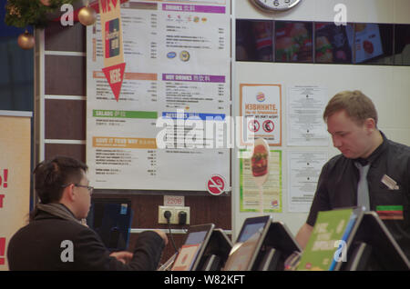 --FILE--touristes chinois commander vos repas dans un restaurant de fast-food Burger King à Moscou, Russie, 17 janvier 2017. Les touristes chinois peuvent payer leurs repas wit Banque D'Images