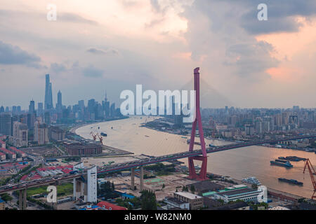 --FILE--horizon de la Pont sur le Huangpu Fleuve Huangpu à Shanghai, Chine, 25 août 2016. Shanghai est la plus haute de cinq villes du continent chinois Banque D'Images