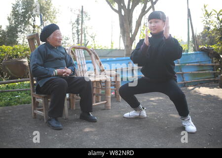 94-year-old femme chinoise Zhang Hexian, gauche, indique à kungfu et arts martiaux à son arrière-petite-fille à la Maison dans village Dongyuan, Liyang ville, N Banque D'Images