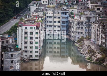 Vue aérienne de l'ancien village de logements, qui est Xicheng Village en cours de rénovation, entouré d'immeuble de grande hauteur dans la ville de Guangzhou, au sud Ch Banque D'Images