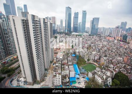 Vue aérienne de l'ancien village de logements, qui est Xicheng Village en cours de rénovation, entouré d'immeuble de grande hauteur dans la ville de Guangzhou, au sud Ch Banque D'Images