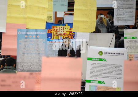 --FILE--étudiants chinois lire mémoires d'emplois alors qu'ils cherchent des emplois pour pendant un travail juste à Taiyuan University of Technology à Taiyuan city, north Banque D'Images