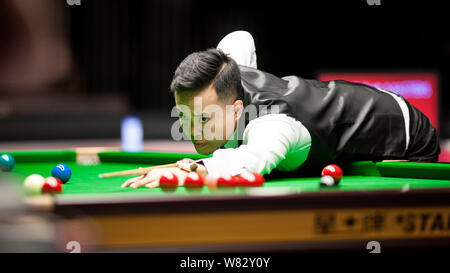 Marco Fu de Hong Kong joue un shot de Judd Trump de l'Angleterre dans leur premier match au cours du tournoi de snooker 2017 Dafabet Masters à Londres, U Banque D'Images