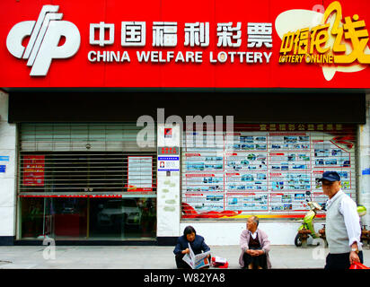 --FILE--un piéton passe devant un bureau de vente de la loterie du bien-être de la Chine dans la ville de Yichang, Chine centrale®s la province du Hubei, 17 mai 2016. China's lott Banque D'Images