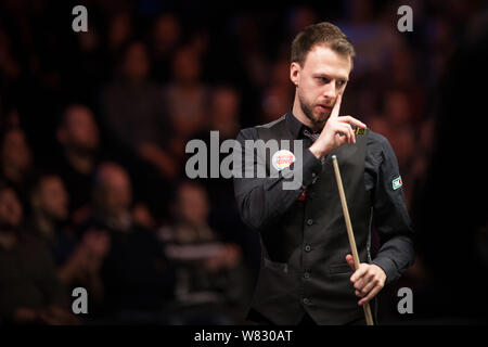 Judd Trump d'Angleterre considère un shot à Marco Fu de Hong Kong dans leur premier match au cours du tournoi des maîtres 2017 Dafabet snooker dans Londo Banque D'Images