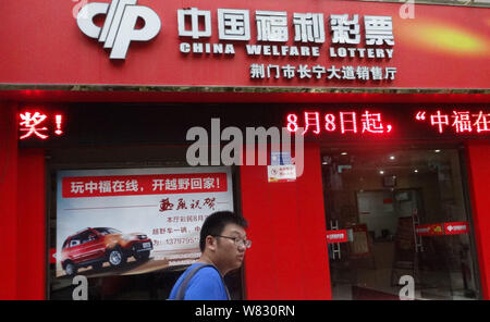 --FILE--un piéton passe devant un bureau de vente de la loterie du bien-être de la Chine dans la ville de Yichang, Chine centrale®s la province du Hubei, le 9 septembre 2016. La Chine Banque D'Images