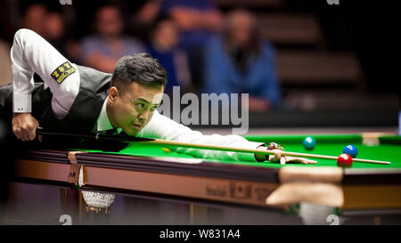 Marco Fu de Hong Kong joue un shot de Judd Trump de l'Angleterre dans leur premier match au cours du tournoi de snooker 2017 Dafabet Masters à Londres, U Banque D'Images