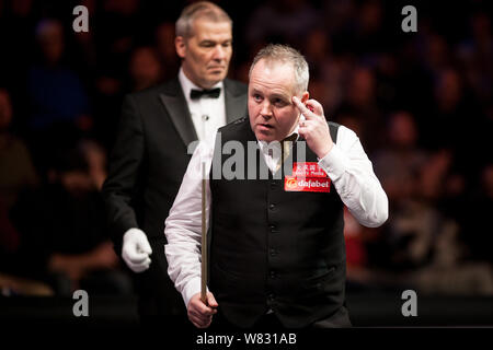 John Higgins, de l'Écosse considère un tir de Mark Allen de l'Irlande du Nord dans leur premier match au cours de la 2017 Masters snooker tournam Dafabet Banque D'Images