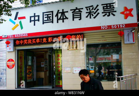 --FILE--un piéton passe devant un bureau de vente de loterie sportive de la Chine dans la ville de Yichang, Chine centrale.s la province du Hubei, 29 février 2016. China's lo Banque D'Images