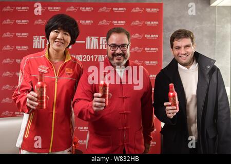 L'entraîneur-chef Jenny Lang Lang Ping, ou des Chinois l'équipe féminine de volley-ball national, gauche, assiste à un événement promotionnel de Budweiser à Times Square à Banque D'Images