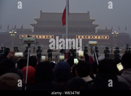 --FILE--touristes foule la place Tian'anmen pour assister à la cérémonie de lever de drapeau dans le smog lourde à Beijing, Chine, 1 janvier 2017. Pékin a déposé 13,1 Banque D'Images