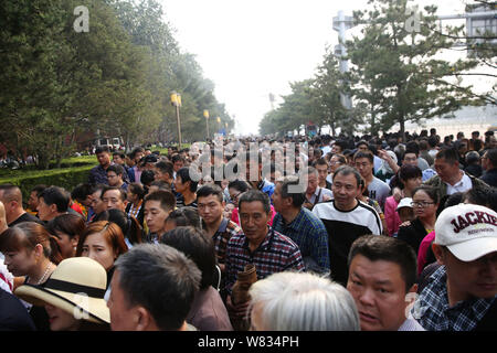 --FILE--touristes foule une rue près de la Place Tian'anmen pendant la journée nationale de vacances d'été à Beijing, Chine, 1 octobre 2016. Beijing a vu 285 millio Banque D'Images