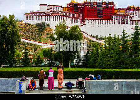 --FILE--Tibétains pèlerins visitent le palais du Potala à Lhassa, la Chine du sud-est, région autonome du Tibet, 18 juin 2016. Le Tibet devrait recevoir mo Banque D'Images