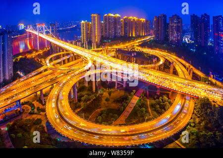 Vue de la nuit de la traversée de l'autoroute surélevée Egongyan à Chongqing, Chine, 29 mai 2016. Quand la nuit tombe, l'obscurité peut transformer la ville fil Banque D'Images