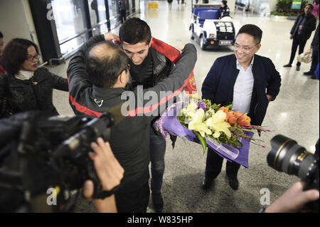 --FILE--joueur de football ouzbek Odil Ahmedov, centre, est accueilli après son arrivée à l'Aéroport International de Shanghai Pudong à Shanghai, Chine, 2 Janu Banque D'Images