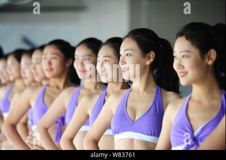 Soutien-gorge top et pantalon court-vêtus filles prendre part à une session de formation dans une école à Yantai City, Shandong province de Chine orientale, 14 Banque D'Images