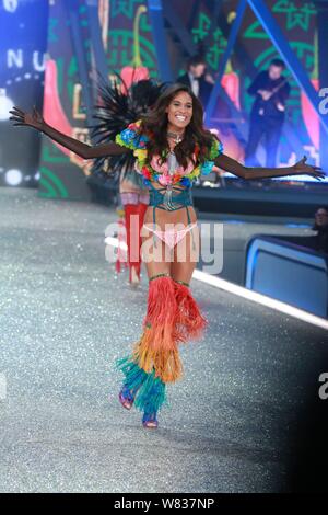 Modèle français Cindy Bruna affiche une nouvelle création pendant le 2016 Victoria's Secret Fashion Show à Paris, France, 30 novembre 2016. Banque D'Images