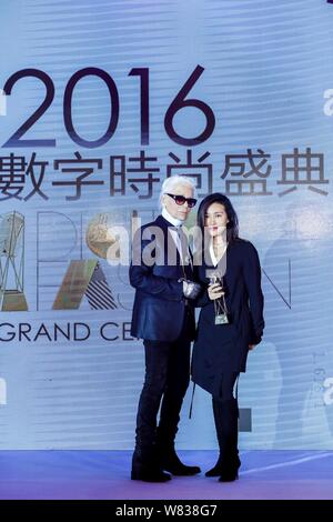 Créateur de mode allemand Karl Lagerfeld, gauche, pose avec le photographe chinois Chen Man pendant la cérémonie de remise des prix de la mode Numérique 2016 Grand Cer Banque D'Images