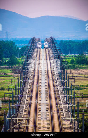 --FILE--CRH (China railway High-speed) bullet trains de voyageurs sur le Jinghu (Beijing-Shanghai ferroviaire à grande vitesse) dans la ville de Bengbu, à l'est l'Anhui Chine pro Banque D'Images