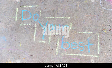 Les mots "de votre mieux" écrit avec craies de trottoir sur fond des chaussées de béton gris Banque D'Images
