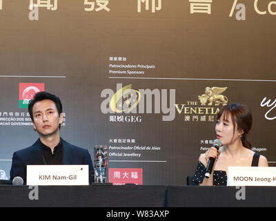 L'actrice sud-coréenne Moon Jeong-hee, droite, et l'acteur acteur Kim Nam-gil assister à une conférence de presse pour promouvoir leur nouveau film 'Pandora' lors de la 1ère Banque D'Images