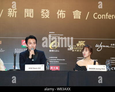 L'actrice sud-coréenne Moon Jeong-hee, droite, et l'acteur acteur Kim Nam-gil assister à une conférence de presse pour promouvoir leur nouveau film 'Pandora' lors de la 1ère Banque D'Images