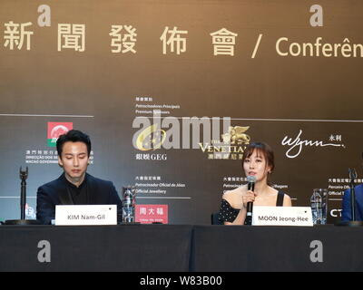 L'actrice sud-coréenne Moon Jeong-hee, droite, et l'acteur acteur Kim Nam-gil assister à une conférence de presse pour promouvoir leur nouveau film 'Pandora' lors de la 1ère Banque D'Images