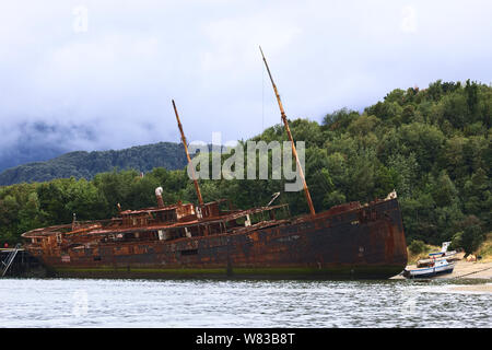 PUERTO CHACABUCO, CHILI - 16 février 2016 : Rusty old ship à Puerto Chacabuco, sur la rive du fjord d'Aysen Aisen en région en Patagonie chilienne Banque D'Images