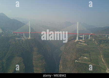 Vue générale de la Beipanjiang Bridge, le pont le plus haut du monde, sur l'Nizhu River Canyon sur la frontière du sud-ouest de la Chine et du Guizhou, Yunna Banque D'Images