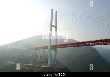 Vue générale de la Beipanjiang Bridge, le pont le plus haut du monde, sur l'Nizhu River Canyon sur la frontière du sud-ouest de la Chine et du Guizhou, Yunna Banque D'Images