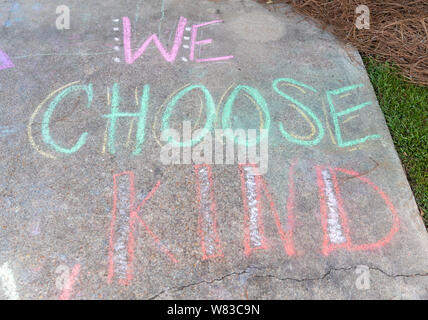 Les mots "Nous Choisir Genre' écrit avec craies de trottoir sur fond des chaussées de béton gris Banque D'Images
