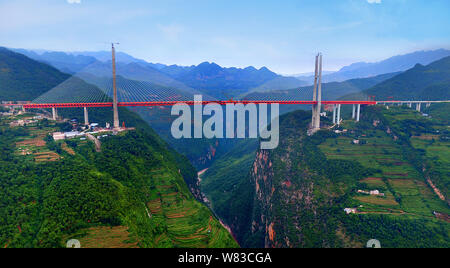 Vue générale de la Beipanjiang Bridge, le pont le plus élevé du monde, en construction sur la rivière Nizhu Canyon sur la frontière du sud-ouest de la Chine" Banque D'Images