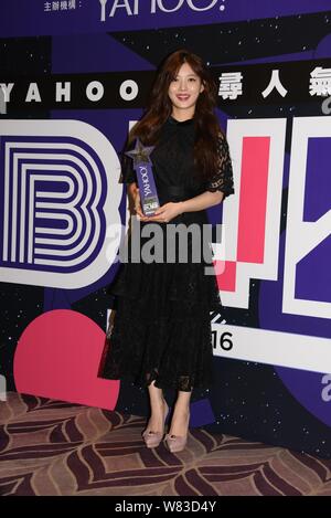 Modèle et actrice sud-coréen Kim Yoo-jung (Kim Yu-jeong) pose avec son trophée lors de la cérémonie de présentation du Prix 2016 Yahoo Buzz Asie je Banque D'Images