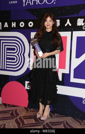 Modèle et actrice sud-coréen Kim Yoo-jung (Kim Yu-jeong) pose avec son trophée lors de la cérémonie de présentation du Prix 2016 Yahoo Buzz Asie je Banque D'Images
