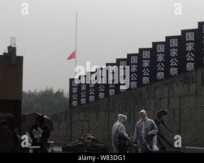 Chinese national drapeau flotte en berne dans le deuil pour les victimes à la salle du Souvenir des victimes à Nanjing massacre par les envahisseurs japonais sur la Chine. Banque D'Images