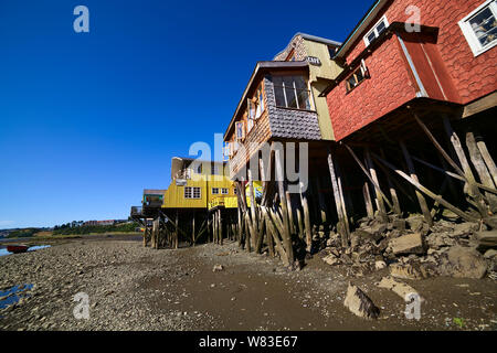CASTRO, CHILI - 6 février, 2016 : Palafitos, maisons sur pilotis en bois traditionnel à marée basse le long de la rivière de Gamboa Castro, l'archipel de Chiloé, Chili Banque D'Images