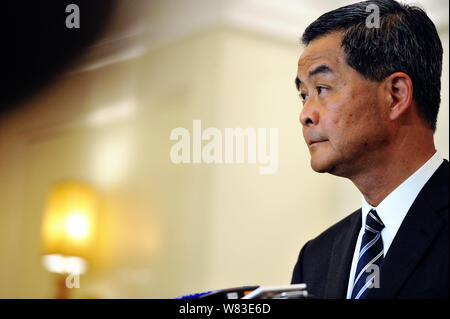 --FILE--Hong Kong Chef de la Leung Chun-ying, assiste à un événement à Hong Kong, Chine, le 8 avril 2016. Chef de Hong Kong Leung Chun-ying a dit sur Frid Banque D'Images