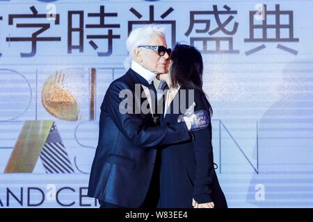 Créateur de mode allemand Karl Lagerfeld, gauche, kisses photographe chinois Chen Man pendant la cérémonie de remise des prix de la mode Numérique 2016 Grand Ceremon Banque D'Images